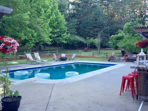 County Farmhouse, Perfect for Large Gatherings