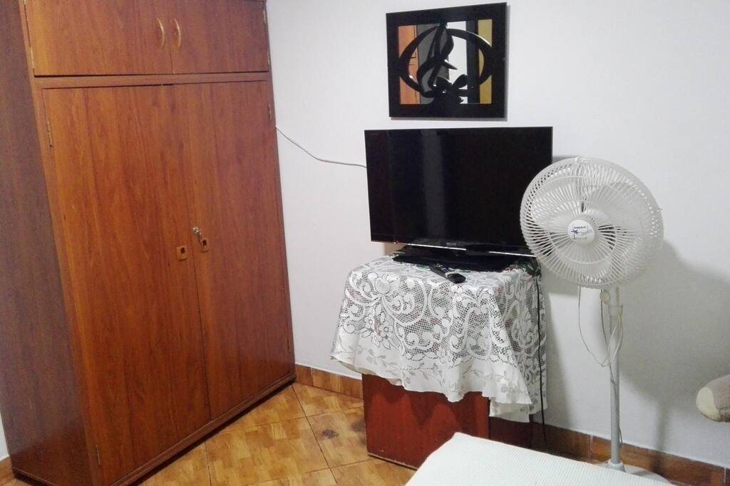 Closet cómodo y t.v con cable