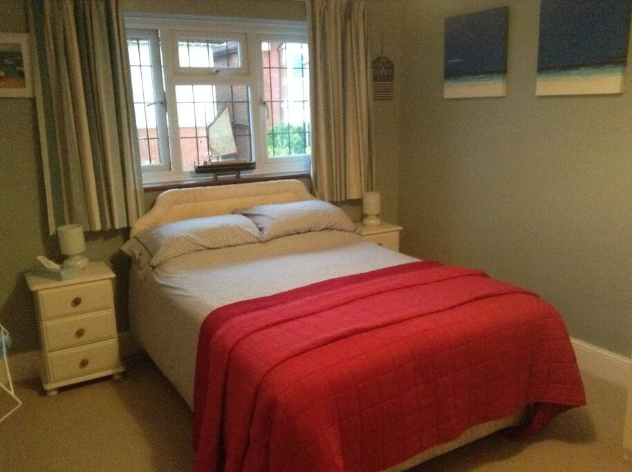 Airy bedroom with tv,wifi,tea and coffee,