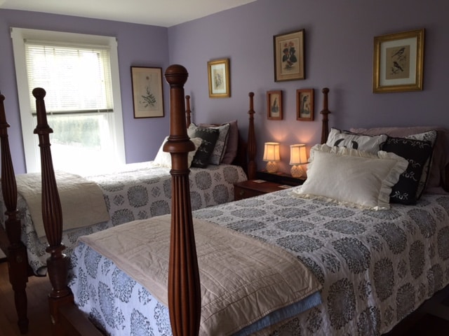 Juhovýchodná spálňa s oddelenými posteľami na druhom poschodí