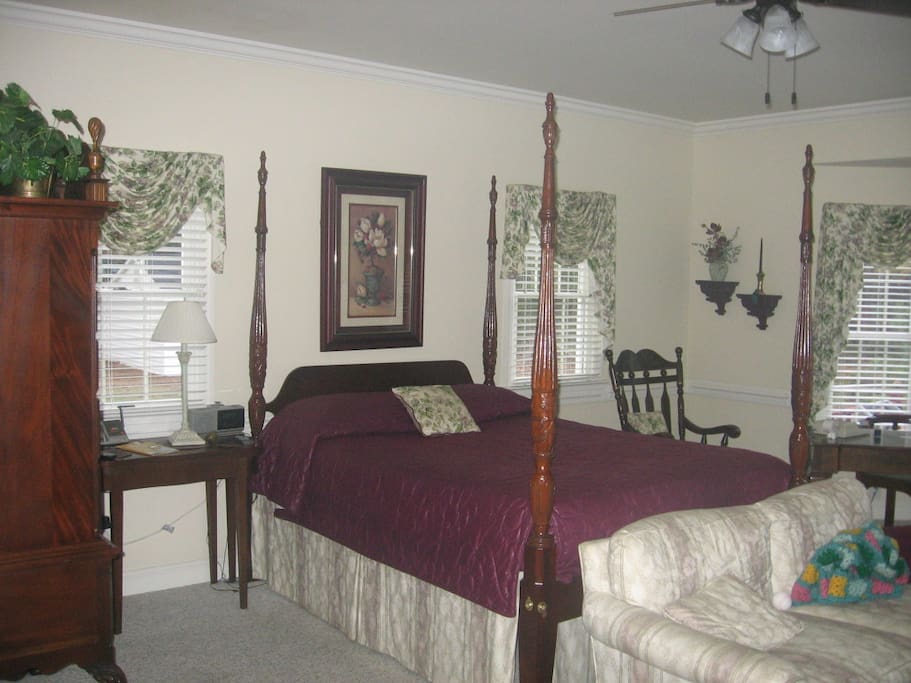 Large Master Bedroom/Queen Bed