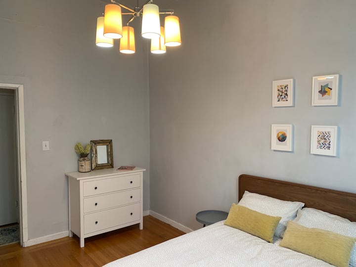 第二间卧室配备全尺寸床。 