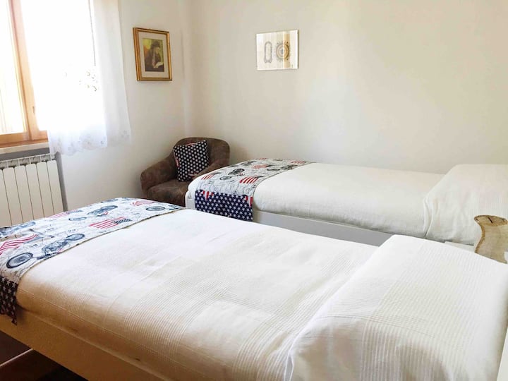 Спална соба со два единечни кревета