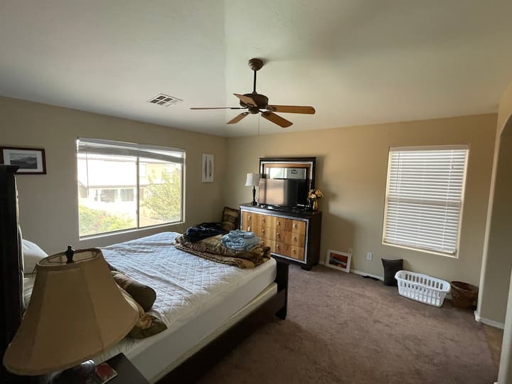 Chumba kikubwa cha kulala chenye bafu kuu, bafu, beseni la kuogelea, kabati la kuingia na sinki mbili. 