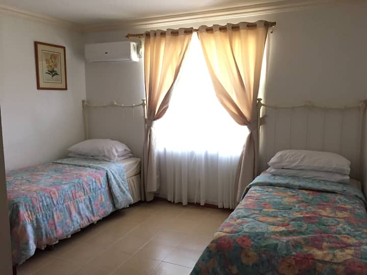 חדר שינה שני עם מיטות זוגיות. 