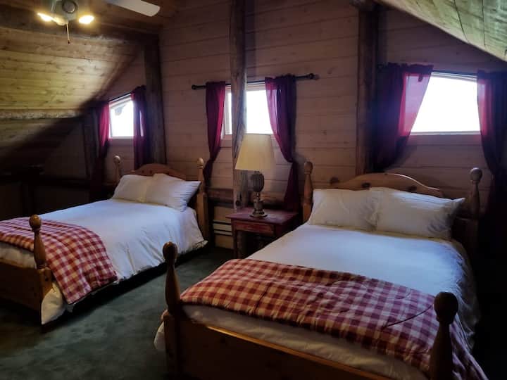 Dormitorio loft este: dos nuevas camas dobles con edredones de plumas