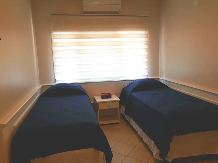 3号套房，配有空调、2张单人床和1张子母床