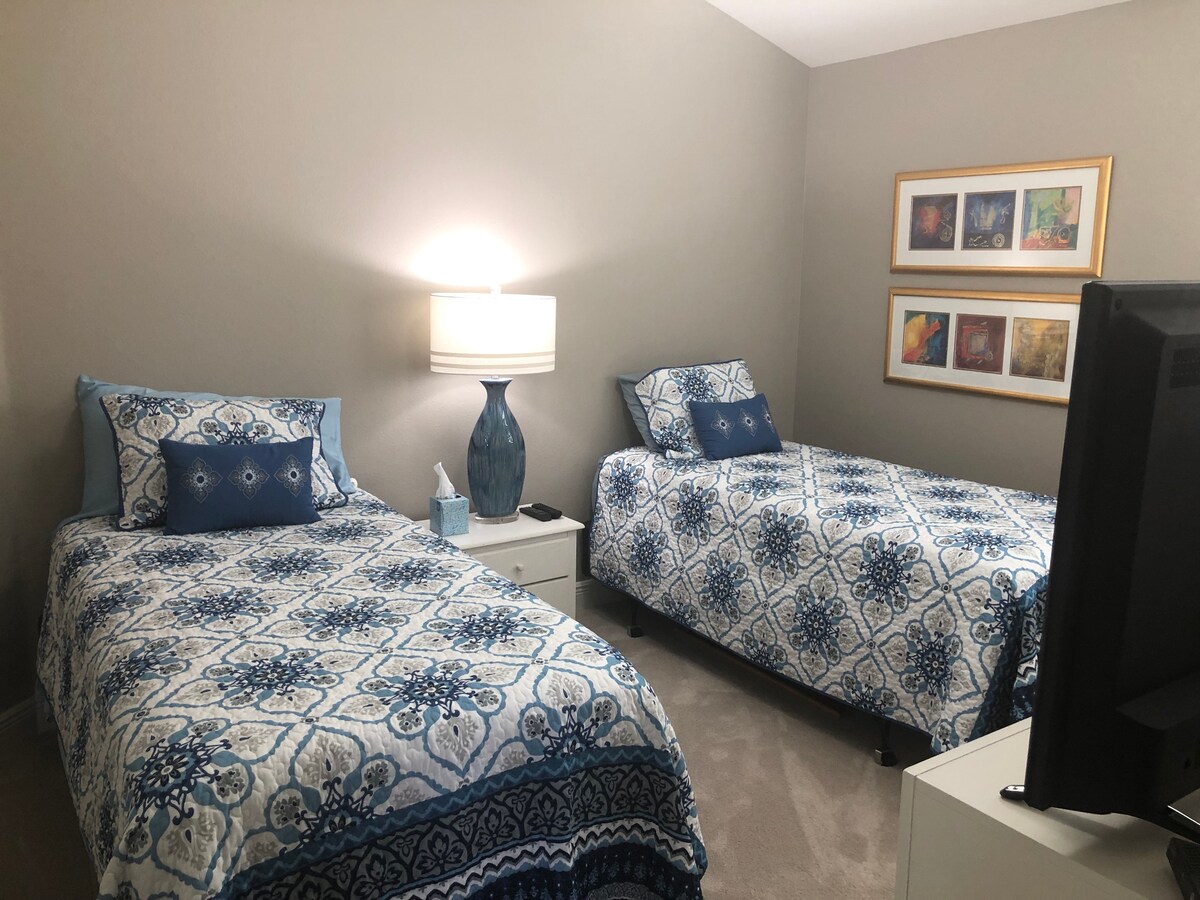 第二间客房配有两张单人床、镜子、平板电视、行李架、梳妆台……