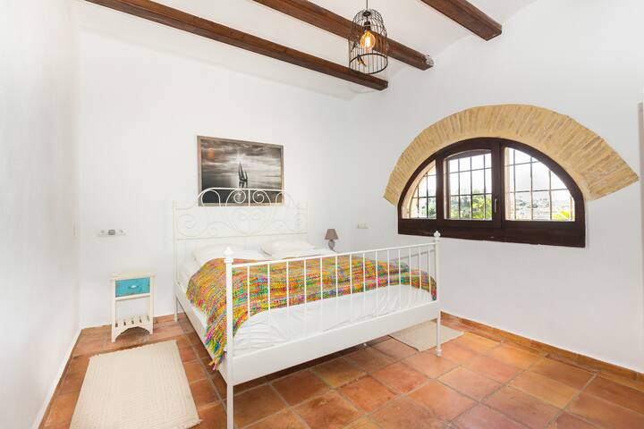 (1) Dormitorio de abajo con cama doble.