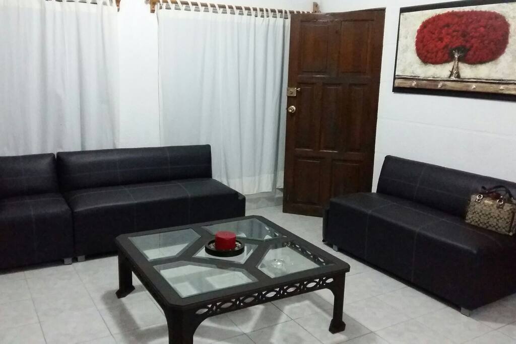 La casa tiene muy buena iluminación por los grandes ventanales que tiene