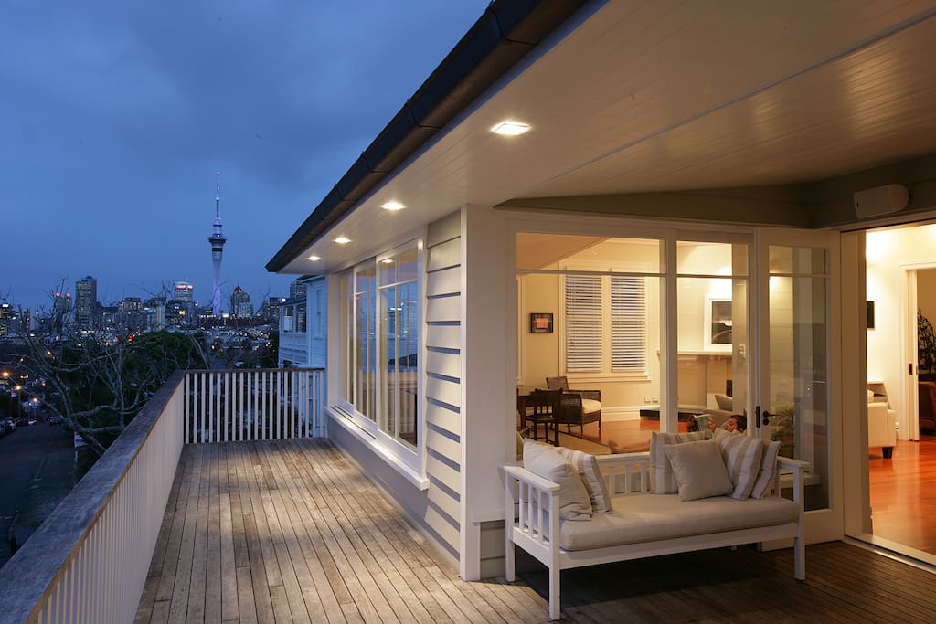 Central Auckland location - 5 minutes to top restaurants; 20 minutes walk into city; 10 minute drive to Eden Park