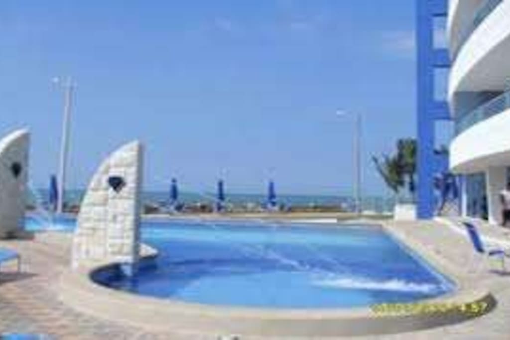 Área de piscinas con vista al mar
