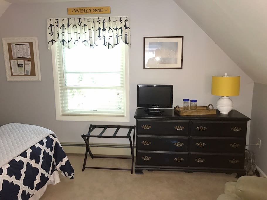 The large bedroom is comfortably furnished with a nautical design. You can enjoy Netflix during your stay.
