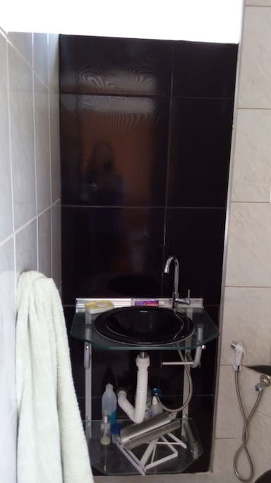 banheiro pequeno, mas privativo do quarto