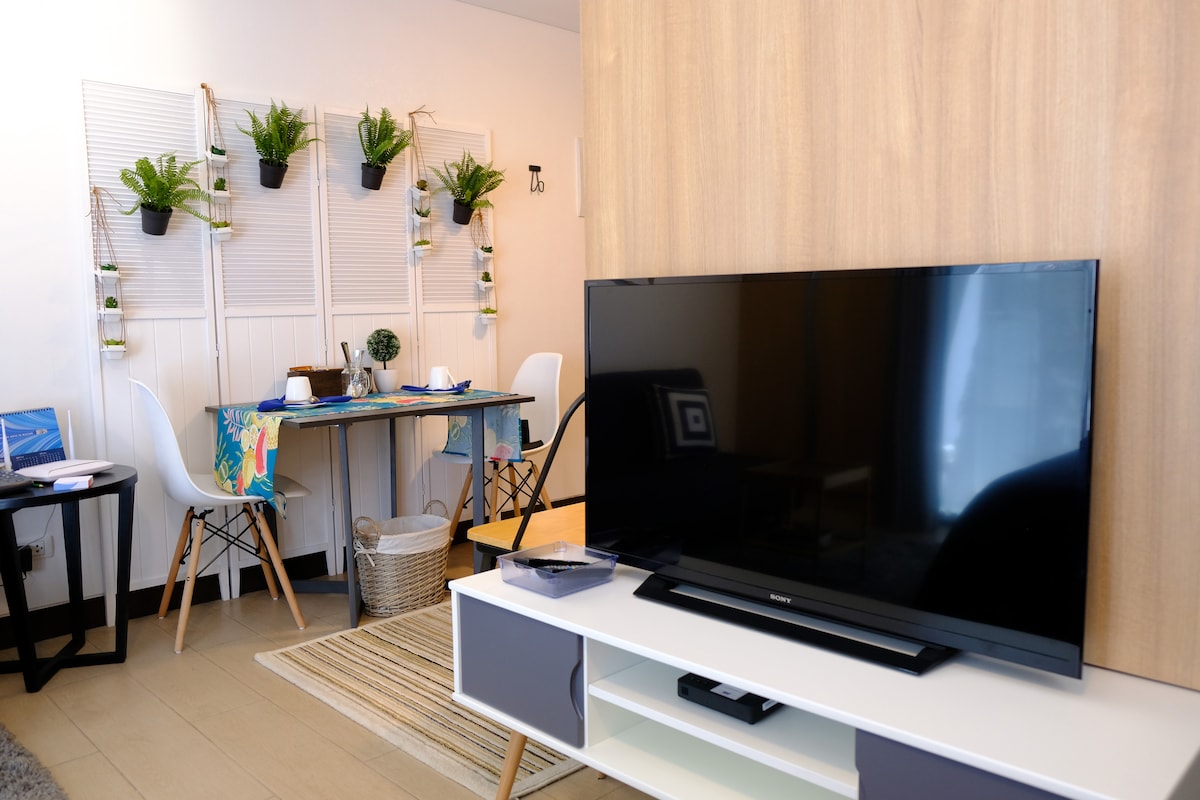 Включва широкоекранен телевизор с USB поддръжка