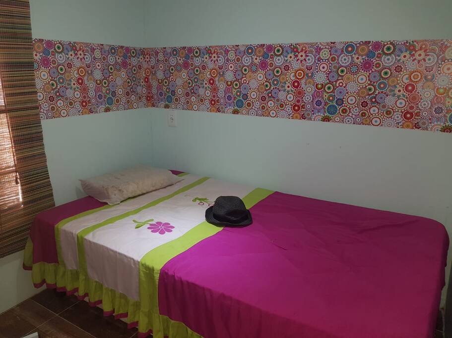 Dormitorio con cama de 2 plazas y una plaza