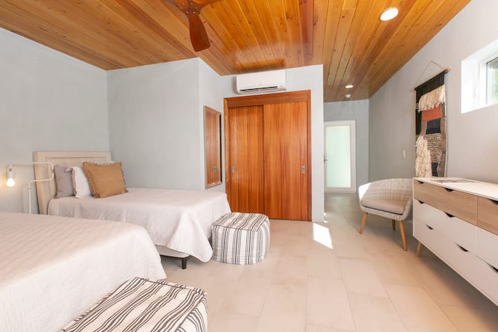 غرفة نوم في الطابق السفلي تضم سريرين صغيرين