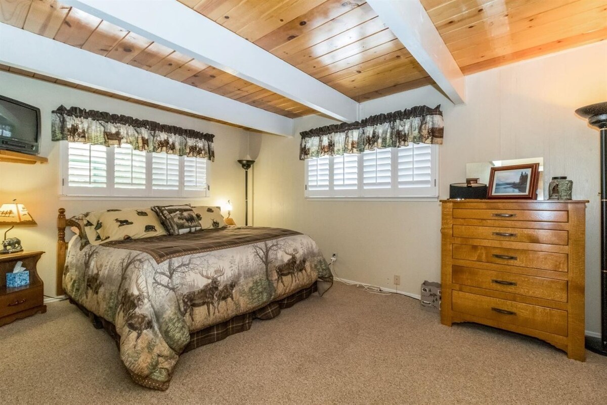 เตียงคิงไซส์ห้องนอนใหญ่บนชั้นหลัก