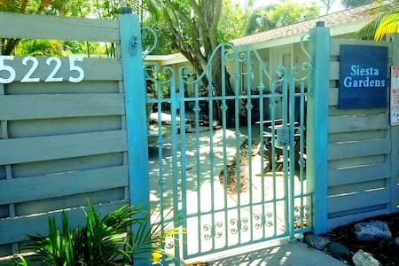 Siesta Gardens @ Siesta Key Village