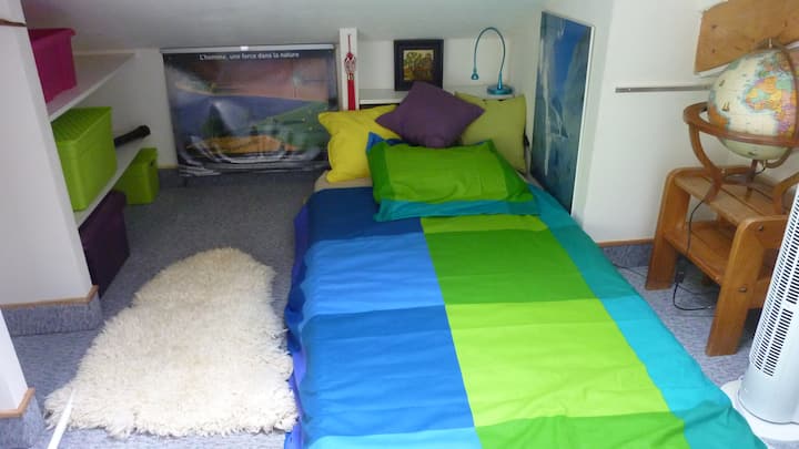 חדר השינה הקטן עם בסיס המיטה הנוח והמזרן שלו, קן קטן ונחמד!
