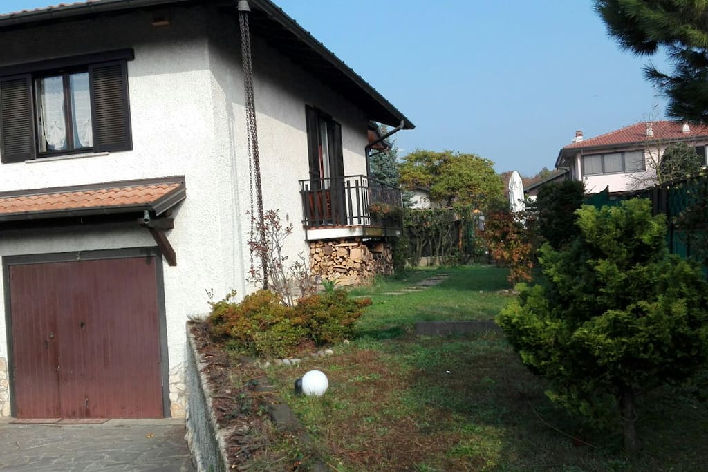 Lato destro della casa con giardinetto