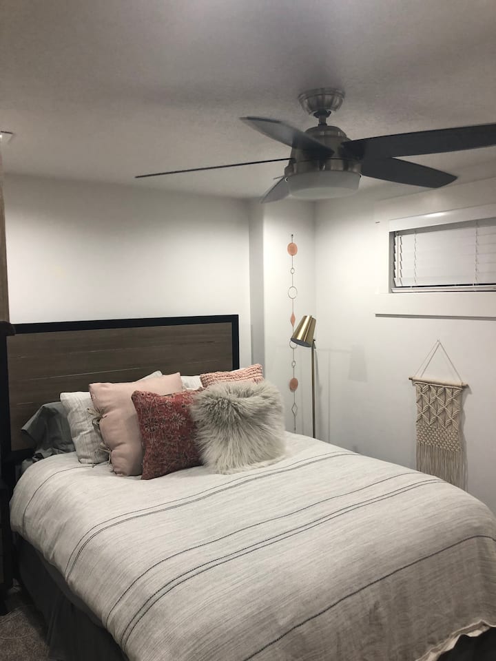 Spálňa 1 – manželská posteľ Queen, televízor, nočný stolík, skriňa