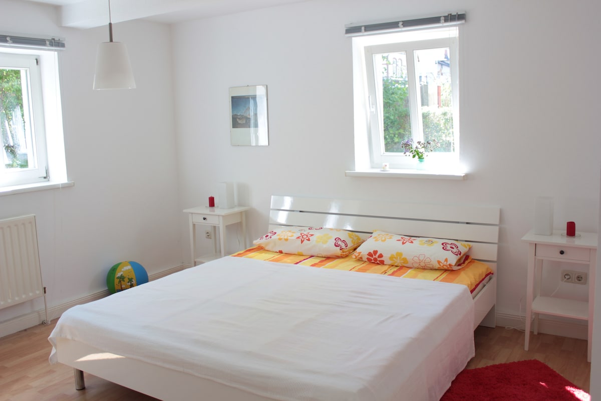 غرفة نوم بسرير كبير ( 180 × 200 ) 