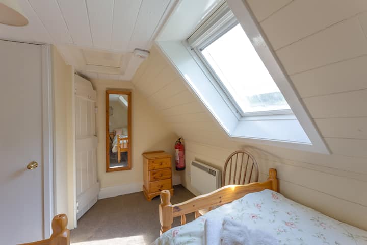 Twin საძინებელი up ციცაბო უკან