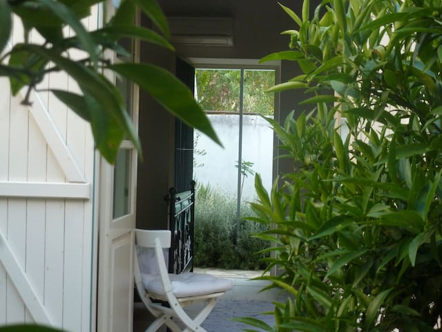 Independent garden room with bath and patio