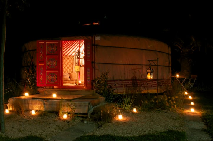 Yurta acogedora, íntima y original, con piscina