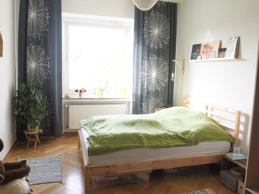 Nach einer langen Messe kannst du hier die Füße endlich hochlegen. Bei gutem Wetter und offenen Vorhängen wirst du morgens sanft von der Sonne "wachgeküsst"! :)