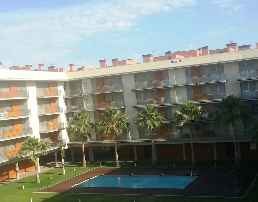 Edificio con zona verde y piscina