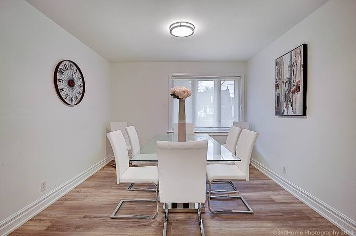 Beautiful Modern Home, Heart of Bayview Village gallery image 4