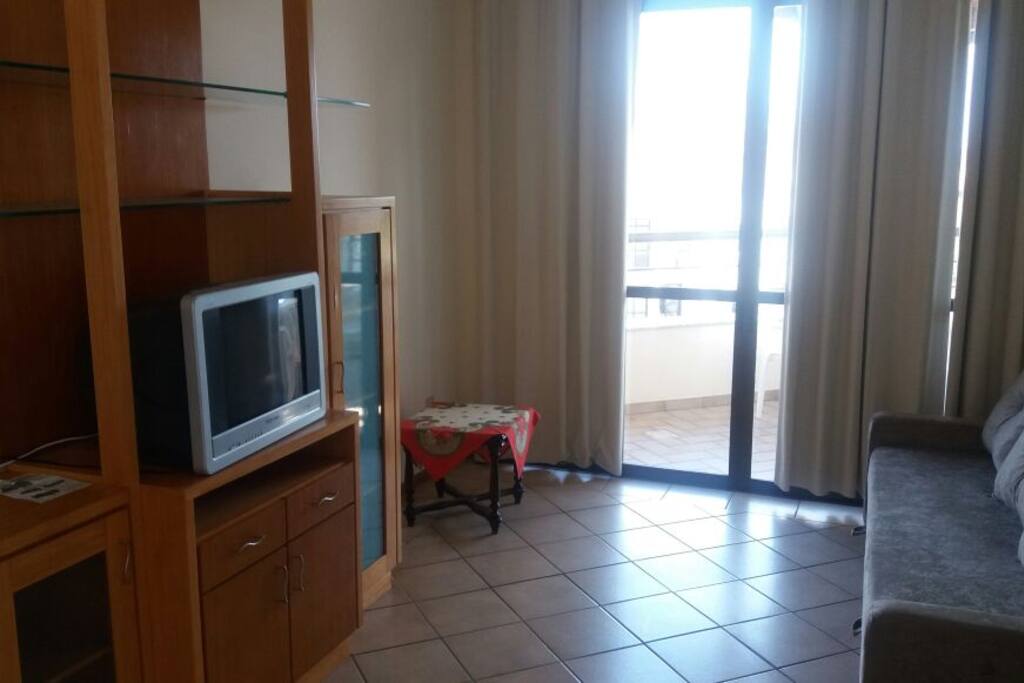 Sala com TV e sofá-cama