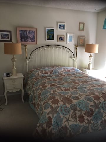 Short walk to beach – beautiful spacious townhouse gallery image 4