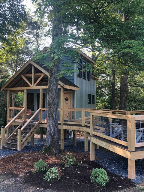 Delightful one bedroom treehouse with king bed