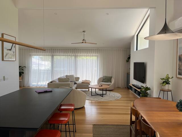 Coastal Retreat Close To Beach, Shops & Tree Tops gallery image 2