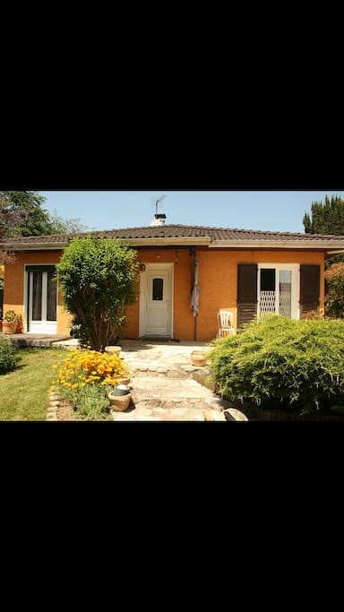 Vue d'entrée de la maison avec sa première terrasse