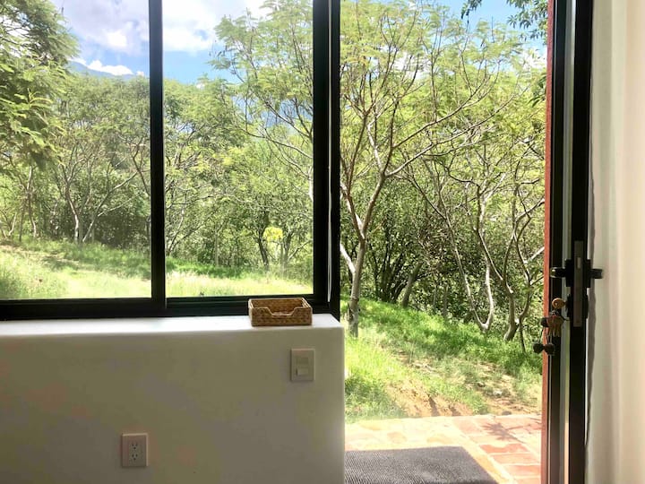 Nyumba isiyo na ghorofa iliyozungukwa na mazingira ya asili 