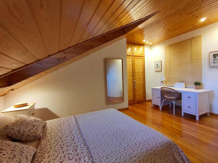 Chumba cha roshani kilicho na eneo la kazi la mbali.