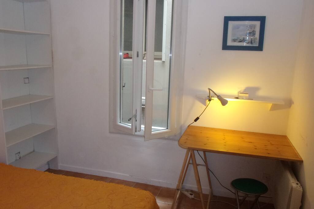 Chambre sur cour avec coin bureau