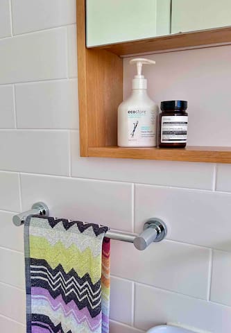 Modern 3brm Garden Apartment 10min Walk to Beach gallery image 5