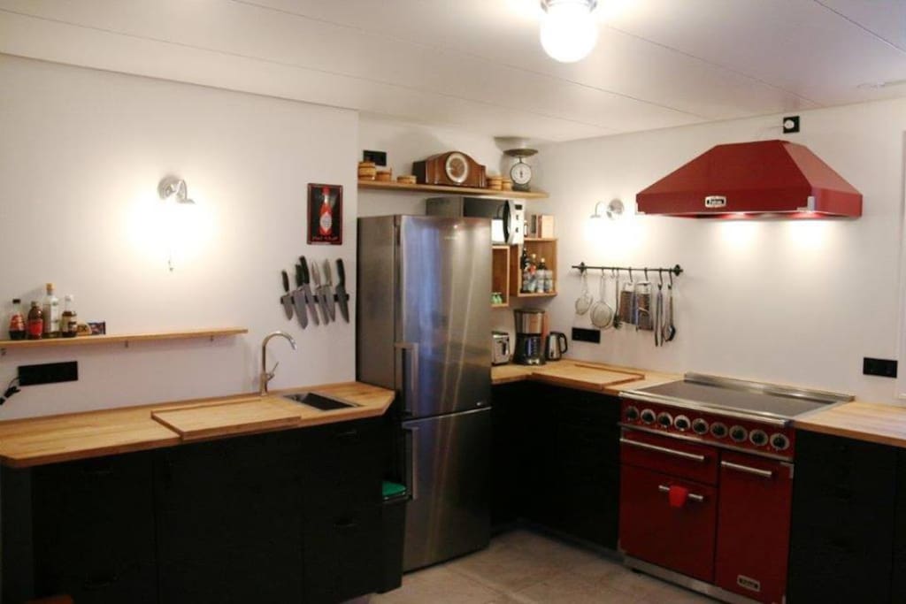 Kitchen, well equipped with good appliances. We like cooking!