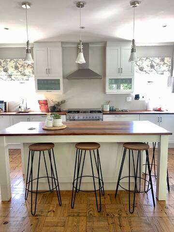 Suburbia home on leafy street gallery image 5