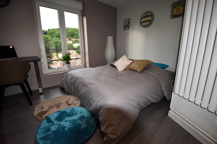 Contemporary studio, free parking nearby