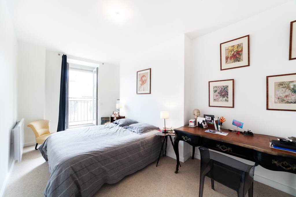 Chambre parentale avec lit en 160X200 et espace bureau