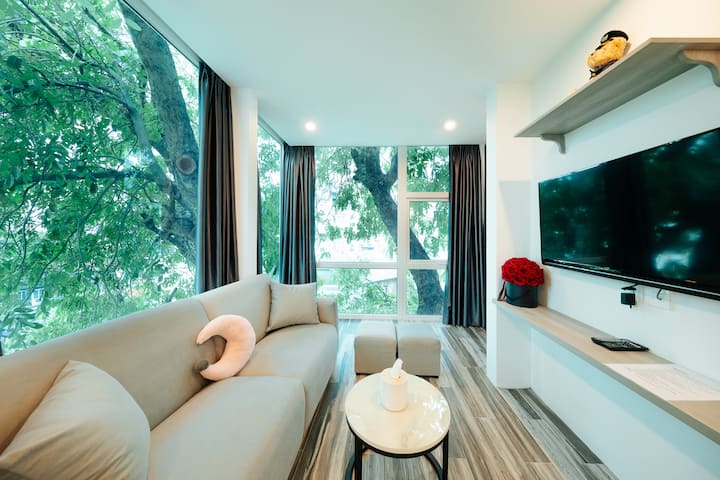 - Đặt phòng tốt nhất cho nhà/phòng cho thuê này có thể sử dụng 02 phòng en suite.
Phòng 501 (2-3 KHÁCH): Studio với 1 giường queen,  1 phòng tắm riêng
Phòng 502 (4-5 KHÁCH): 1 phòng ngủ, 1 phòng tắm riêng, 1 giường tầng trong không gian chung
