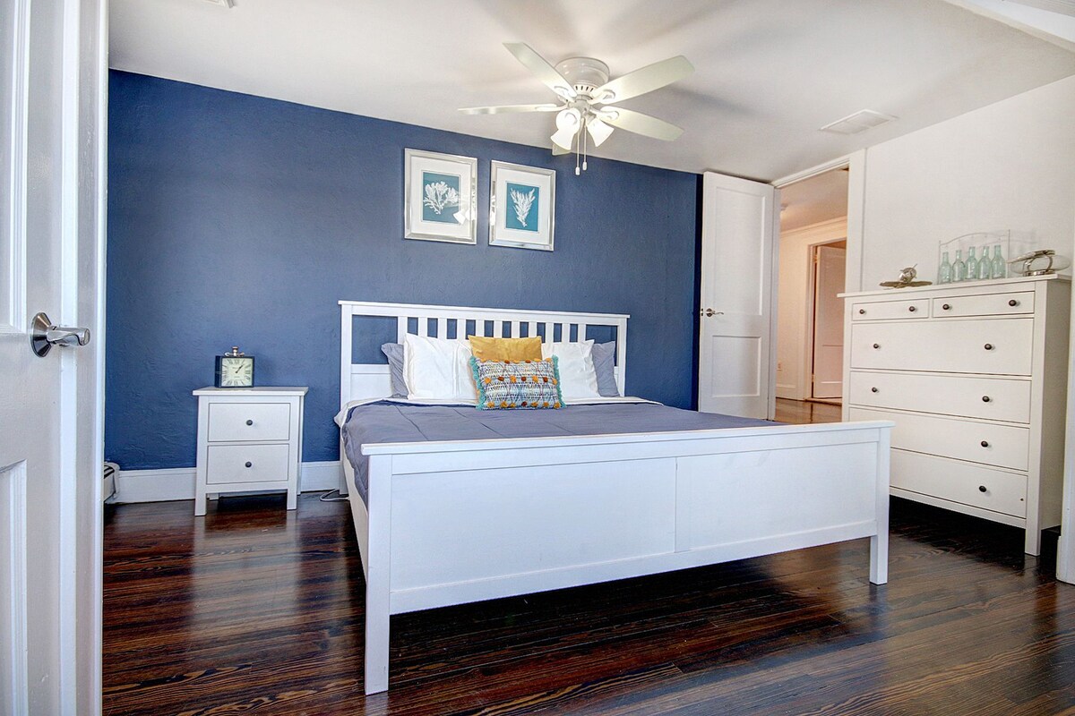 Საძინებელი №3 დიდი ზომის საწოლით და სანდეკზე გასასვლელით