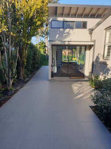 Large resort style living, mins to CBD & beach gallery image 4