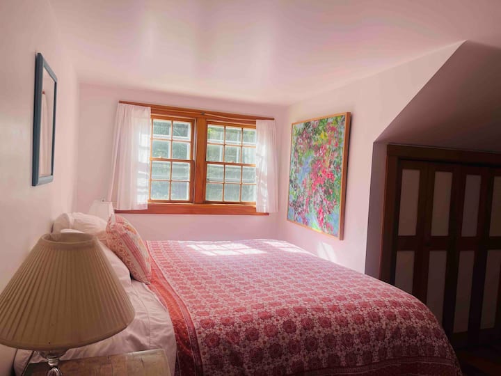 Farmhouse na poschodí s manželskou posteľou a vlastnou kúpeľňou